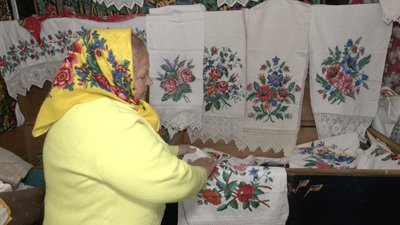 Черкащанка з вишитими рушниками Черкащанка з вишитими рушниками