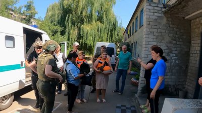 Евакуація діти екіпаж «Білий янгол» поліція Торецьк Донецька область Евакуація діти екіпаж «Білий янгол» поліція Торецьк Донецька область