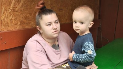 Втекти з російської депортації Анжелі з сином допомогли російські волонтери, які співпрацювали з українцями. Їх спочатку зібрали в Москві, потім відвезли у Брест, де їх прийняли білоруські волонтери, які й доправили до українського кордону. Втекти з російської депортації Анжелі з сином допомогли російські волонтери, які співпрацювали з українцями. Їх спочатку зібрали в Москві, потім відвезли у Брест, де їх прийняли білоруські волонтери, які й доправили до українського кордону.