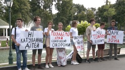 "Сто присідань": харків'янка заявила до поліції після покарання синів охороною саду Шевченка "Сто присідань": харків'янка заявила до поліції після покарання синів охороною саду Шевченка