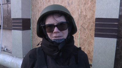“Ми дуже вдячні, що ви тримаєтесь”. Волонтери з Чехії та Польщі привезли жителям Бахмута гуманітарну допомогу “Ми дуже вдячні, що ви тримаєтесь”. Волонтери з Чехії та Польщі привезли жителям Бахмута гуманітарну допомогу