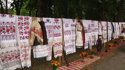 На Житомирщині під час виставки презентували понад тисячу рушників з різних регіонів України На Житомирщині під час виставки презентували понад тисячу рушників з різних регіонів України