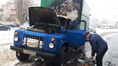 У Харкові на проспекті спалахнула вантажівка — водій врятувався