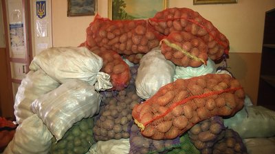 Картоплю, яку принесли місцеві жителі, відправлять на звільнену Херсонщину. 23 листопада 2022 рік Картоплю, яку принесли місцеві жителі, відправлять на звільнену Херсонщину. 23 листопада 2022 рік