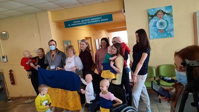 До міжнародного дня онкохворий дітей військові передали пацієнтам львівської лікарні підписаний стяг До міжнародного дня онкохворий дітей військові передали пацієнтам львівської лікарні підписаний стяг