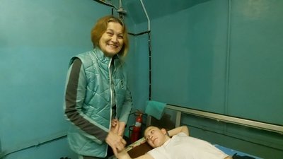 Мріяла про свій кабінет: у підземці Харкова волонтерка робить масаж дітям Мріяла про свій кабінет: у підземці Харкова волонтерка робить масаж дітям