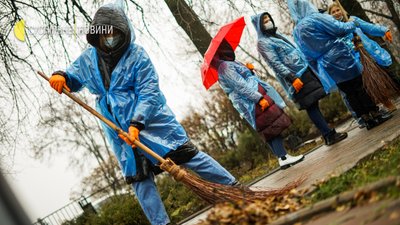 У Києві учасники толоки прибирали Алею Героїв Небесної Сотні У Києві учасники толоки прибирали Алею Героїв Небесної Сотні