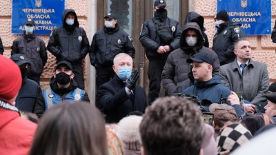До пікетувальників вийшов голова Чернівецької ОДА. Його проводжали криками "йди у відставку" До пікетувальників вийшов голова Чернівецької ОДА. Його проводжали криками "йди у відставку"