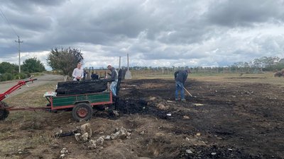 Пошкоджені будівлі та загиблі тварини: через уламки ракети на одній з ферм Дніпропетровщини сталася пожежа