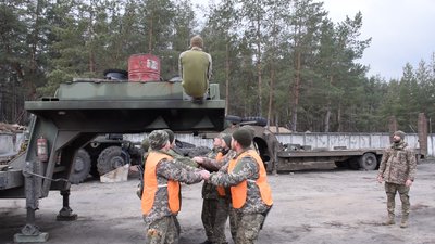 На Житомирщині у 26 артилерійській бригаді розробили психологічну смугу перешкод На Житомирщині у 26 артилерійській бригаді розробили психологічну смугу перешкод