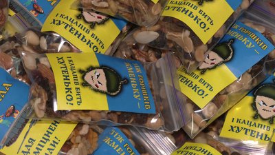 Такий вигляд мають солодощі для військових, які виготовили в бібліотеці
