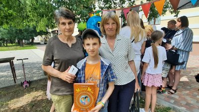 У Кропивницькому дітям-переселенцям роздали книжки У Кропивницькому дітям-переселенцям роздали книжки