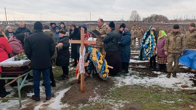 На Чернігівщині попрощалися з бійцями, які загинули захищаючи Україну На Чернігівщині попрощалися з бійцями, які загинули захищаючи Україну
