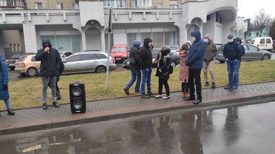 14-ро людей долучилося до акції "Геть аваковірус!", що відбулася біля будівлі обласної ради у Луцьку 14-ро людей долучилося до акції "Геть аваковірус!", що відбулася біля будівлі обласної ради у Луцьку