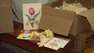 Черкаські школярі зібрали подарунки для жінок на передовій Черкаські школярі зібрали подарунки для жінок на передовій