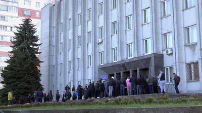 Близько сотні людей біля входу в Деснянський райсуд Чернігова Близько сотні людей біля входу в Деснянський райсуд Чернігова