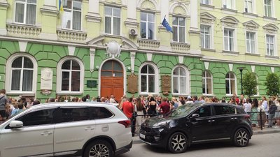 Люди біля Української гімназії імені Івана Франка Люди біля Української гімназії імені Івана Франка