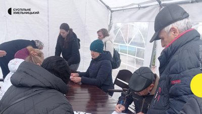 У Нетішині організували мирну акцію, на ній збирали підписи за перехід храму з УПЦ (МП) до ПЦУ. У Нетішині організували мирну акцію, на ній збирали підписи за перехід храму з УПЦ (МП) до ПЦУ.