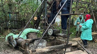 Рятувальники дістають тіло дівчини з колодязя
