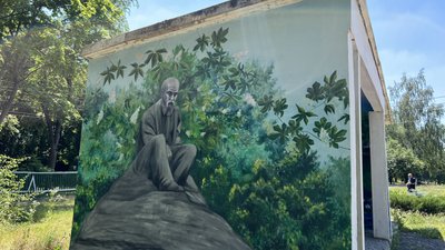 Вихованці художніх студій розмалювали автобусні зупинки у Роменській громаді