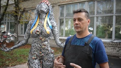 Переселенець із Бердянська створює у Запоріжжі металеву скульптуру "Дівчини-калини" Переселенець із Бердянська створює у Запоріжжі металеву скульптуру "Дівчини-калини"