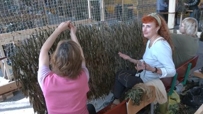 У Черкасах волонтери створюють маскувальні "вдяганки" для військових У Черкасах волонтери створюють маскувальні "вдяганки" для військових