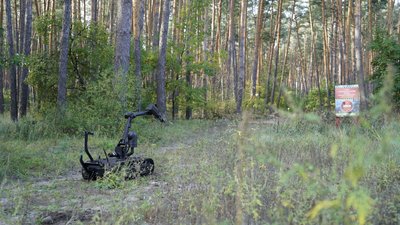 Розміновувати Харківщину рятувальникам допомагає робот-сапер Розміновувати Харківщину рятувальникам допомагає робот-сапер