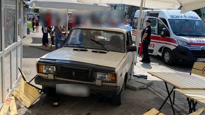 У Сумах автівка в'їхала у літній майданчик — троє людей доправили до лікарні У Сумах автівка в'їхала у літній майданчик — троє людей доправили до лікарні