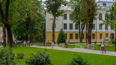 З підсвіткою лавиць та музикою. У Чернівцях оновили сквер на вулиці Кордуби