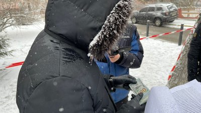 На Івано-Франківщині поліцейський вимагав у іноземця хабар — ДБР На Івано-Франківщині поліцейський вимагав у іноземця хабар — ДБР