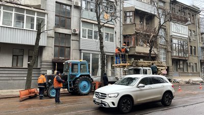 Рятувальники продовжують працювати на місці ракетного удару по будинку у центрі Харкова Рятувальники продовжують працювати на місці ракетного удару по будинку у центрі Харкова