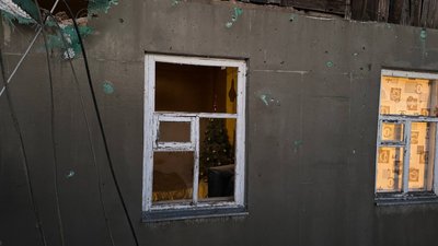 "Ми знайшли уламок прямо в стіні": наслідки атаки армії РФ по Запоріжжю "Ми знайшли уламок прямо в стіні": наслідки атаки армії РФ по Запоріжжю