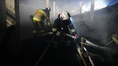 Рятувальники гясять пожежу на птахофермі у селі Замостя