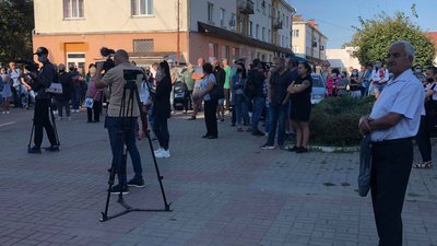 Проти "червоної" зони: жителі Чопа на Закарпатті вийшли на акцію протесту Проти "червоної" зони: жителі Чопа на Закарпатті вийшли на акцію протесту