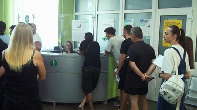 Нові правила та відсутність реєстрації онлайн: чому біля сервісного центру МВС у Вінниці черга Нові правила та відсутність реєстрації онлайн: чому біля сервісного центру МВС у Вінниці черга