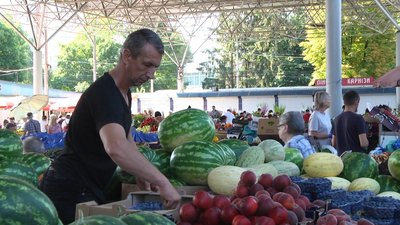 Олександр продає на ринку кавуни з Греції. Олександр продає на ринку кавуни з Греції.