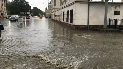Вулиці у воді. Чернівці підтопила злива