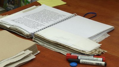 На фото підтоплені дощем книги. На фото підтоплені дощем книги.