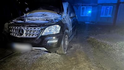 Одне з авто після підпалу в Болграді