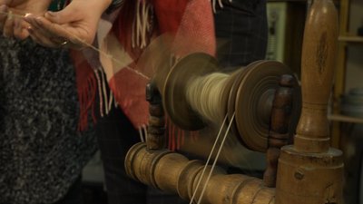 Працівники Суспільне Житомир долучилися до прядіння конопляної "Нитки єдності" Працівники Суспільне Житомир долучилися до прядіння конопляної "Нитки єдності"