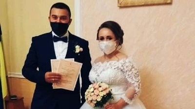У масках на карантині: на Закарпатті сьогодні одружилася закохана пара