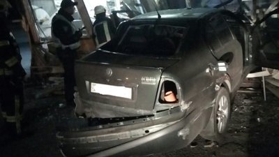ДТП на Дніпропетровщині: автомобіль врізався в мінімаркет, двоє людей у тяжкому стані