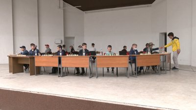 У Рівному гросмейстер влаштував для дітей сеанс одночасної гри у шахи