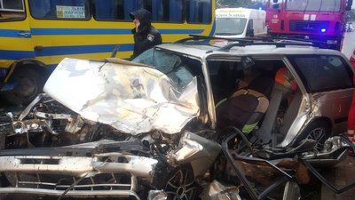 На Львівщині зіткнулися автомобіль та рейсовий автобус. Шість людей госпіталізували