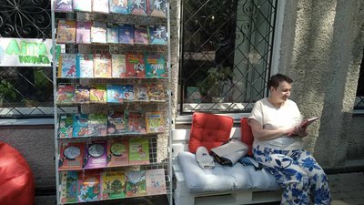 Відвідувачам читального залу просто неба пропонують обрати книги. Відвідувачам читального залу просто неба пропонують обрати книги.