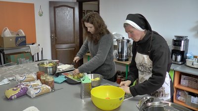 Оксана Дайнега та Маркела Вангер готують благодійні обіди Оксана Дайнега та Маркела Вангер готують благодійні обіди