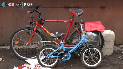 У Рівному на прохання мешканців однієї з вулиць знесли «черепашки» У Рівному на прохання мешканців однієї з вулиць знесли «черепашки»