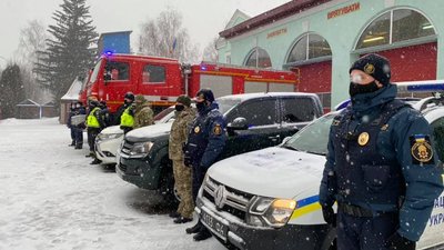 На Волині очікують снігопад: водіїв просять не заважати, дорожників супроводжують патрульні На Волині очікують снігопад: водіїв просять не заважати, дорожників супроводжують патрульні