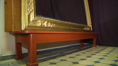 Житомирянка подарувала обласному краєзнавчому музею старовинне дзеркало Житомирянка подарувала обласному краєзнавчому музею старовинне дзеркало