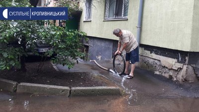У п’ятиповерхівці в Кропивницькому затопило підвал. Причини з’ясовують У п’ятиповерхівці в Кропивницькому затопило підвал. Причини з’ясовують